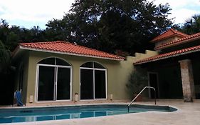 Casa Beard, Spacious Guest House With High Speed Wifi & Pool.